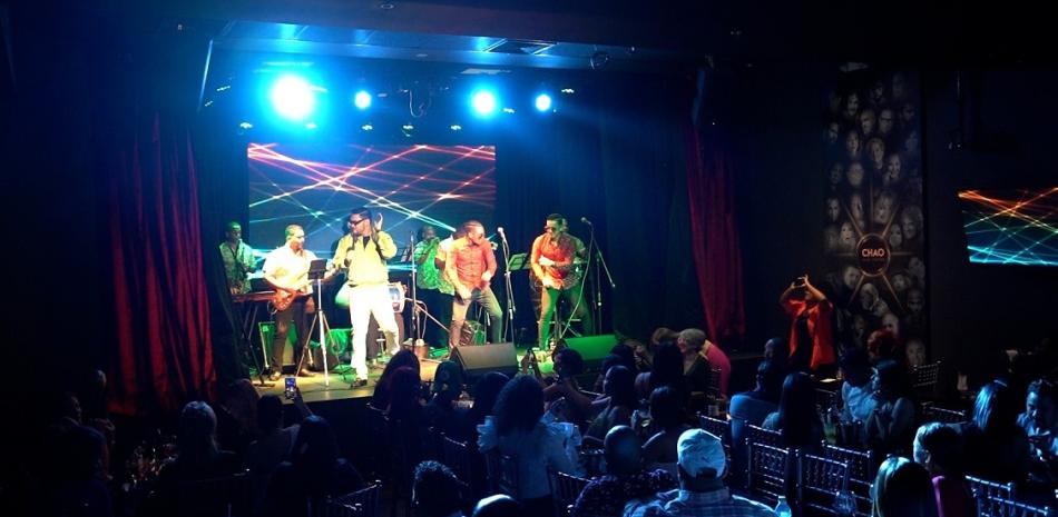 Rafely Rosario durante su presentación en Hard Rock Café con un repertorio en el que además de merengue incluyó baladas y boleros, demostrando su versatilidad en estos géneros musicales.
