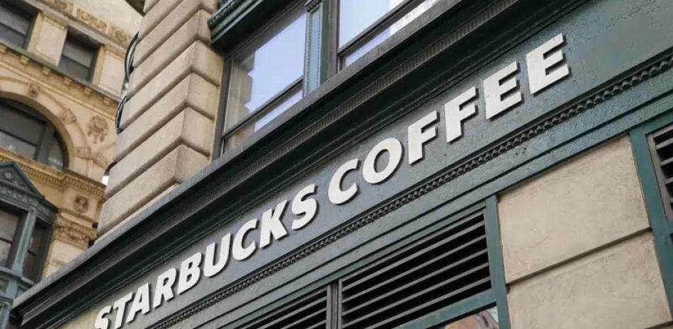 Un letrero de Starbucks sobre una tienda de Manhattan, Nueva York, el martes 13 de junio de 2023.