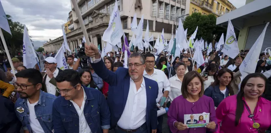 Bernardo Arévalo, candidato presidencial del Movimiento Semilla, en el centro, camina acompañado de simpatizantes durante su mitin de cierre de campaña en la Ciudad de Guatemala, el miércoles 21 de junio de 2023.