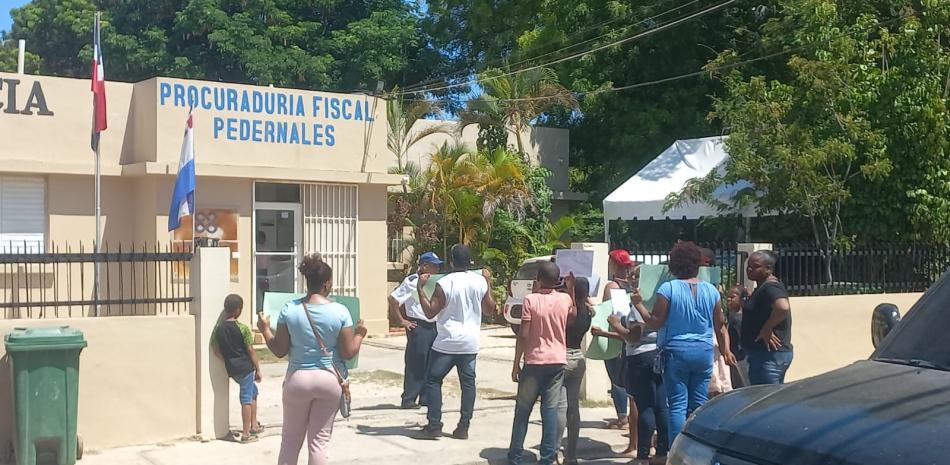 Los familiares con los carteles pidiendo justicia frente al Ministerio Público de Pedernales