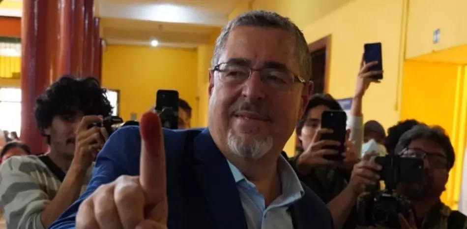 El candidato Bernardo Arévalo de León dice que ganar la presidencia será “respetuoso de la división de poderes”.