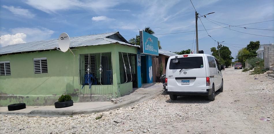 Moradores del barrio Los Cocos, localizado al norte de Neyba, exigieron al Instituto Nacional de Aguas Potables y Alcantarillados (INAPA) mejorar el suministro de agua