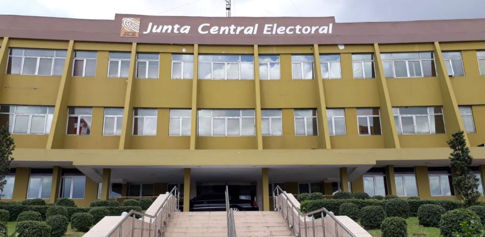 A tan solo unas horas para que venza el plazo establecido por la Junta Central Electoral (JCE), solo seis partidos políticos han presentado el 20% de las candidaturas que serán reservadas en las demarcaciones del país.