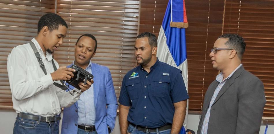 Milton Morrison, Administrador general de Edesur Dominicana y empleados de la institución verificando un dron.