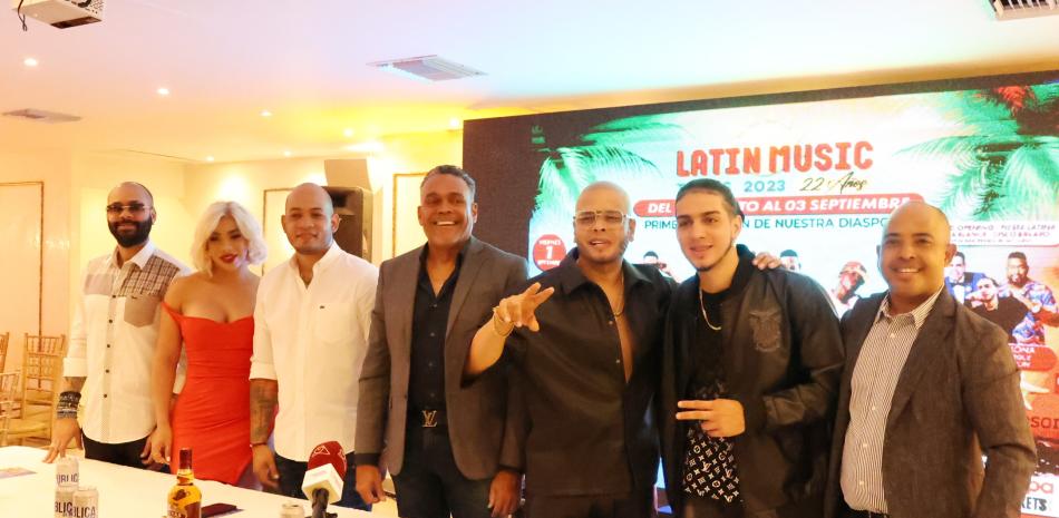 Fernando Quezada junto a algunos de los artistas, entre ellos Ala Jazá, que se presentarán este año en el Latin Music Tour 2023.