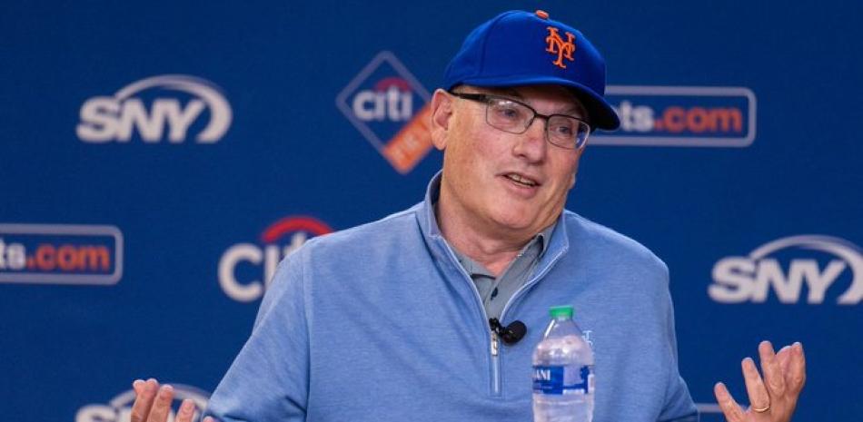El propietario de los Mets, Steve Cohen, mientras ofrecía declaraciones en la conferencia de prensa.