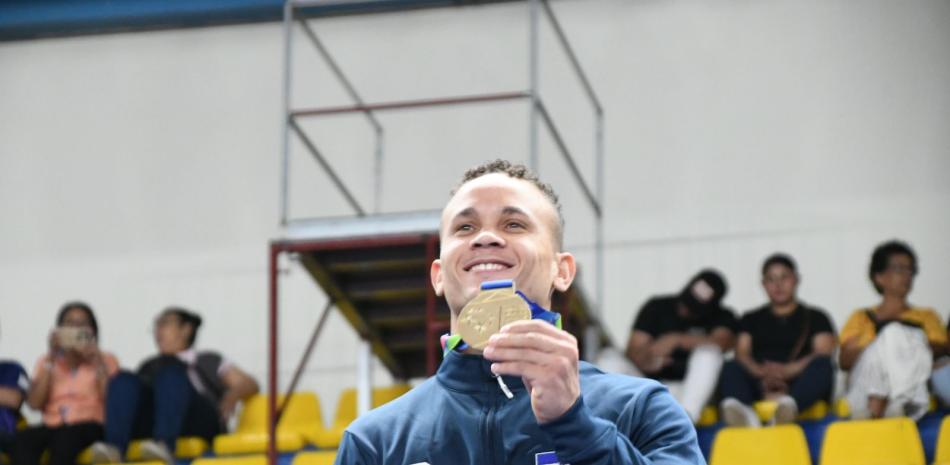 Audrys Nin sonríe junto a su chapa de oro en la premiación de gimnasia, una de dos medallas que obtuvo este miércoles.