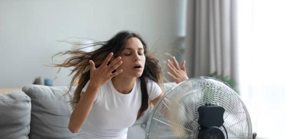 Mujer frente a un abanico por el calor