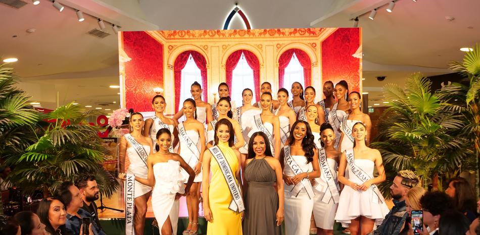 1 Andreína Martínez y Magali Febles junto al grupo de candidatas que buscan ser coronada del Miss República Dominicana 20223