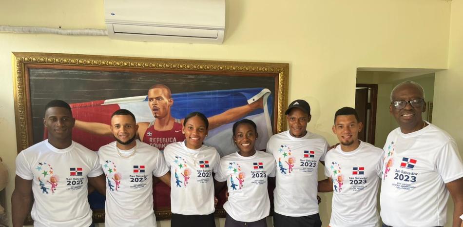 Parte de los atletas que partirán este viernes a unirse a la delegación dominicana en los Juegos Centroamericanos y del Caribe. Figura el presidente de la Federación de Atletismo, Gerardo Suero Correa.
