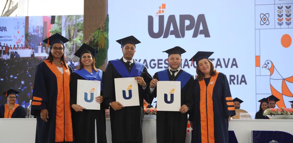 Graduación 68 de la Universidad Abierta para Adultos (UAPA)