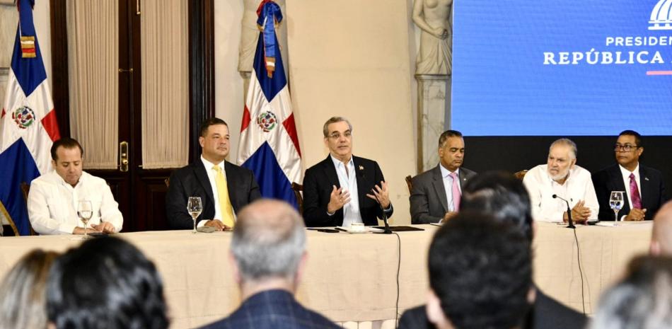 El presidente Luis Abinader cuando encabezaba la rueda de prensa ayer en el Palacio Nacional.