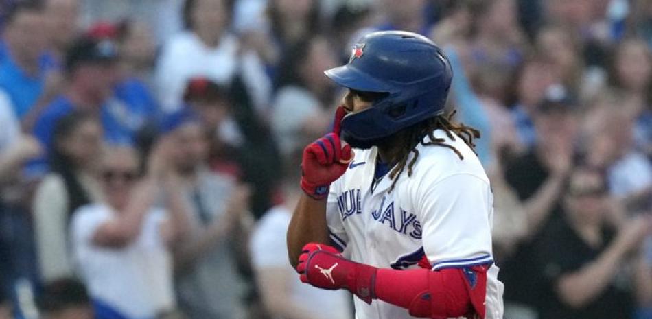 Vladimir Guerrero Jr. recorre las almohadillas luego de dar su tablazo de cuatro esquinas ante los Gigantes.