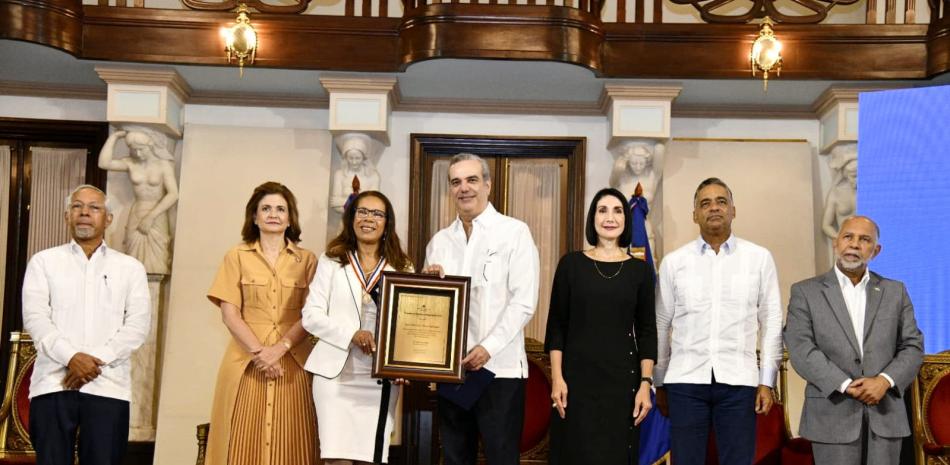 Cinco docentes son galardonados con el Premio a la Excelencia Magisterial