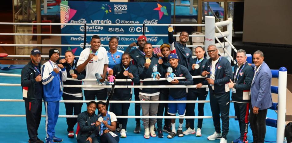 Miembros de la Federación Dominicana de Boxeo muestran las medallas que obtuvieron durante su participación en los Juegos Centroamericanos y del Caribe en El Salvador.