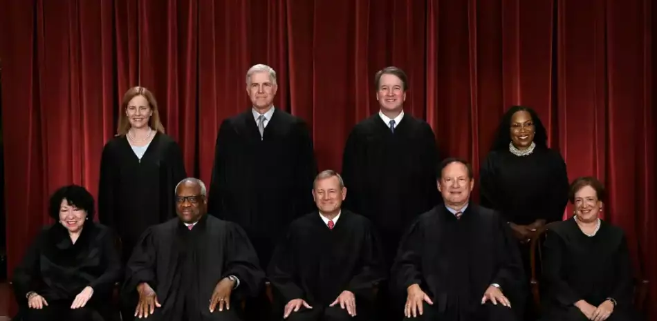 Los jueces de la Corte Suprema de EEUU posan para su foto oficial en la sede en Washington, DC el 7 de octubre de 2022.