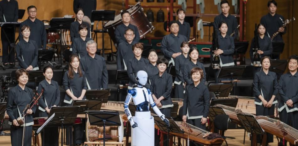 El Teatro Nacional de Corea muestra al robot de fabricación surcoreana llamado "EveR 6" dirigiendo a músicos de la Orquesta Nacional de Corea durante un concierto en el Teatro Nacional de Seúl.