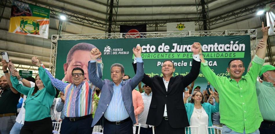 Fernández sostuvo un acto de juramentación de nuevos miembros de la Fuerza del Pueblo, realizado en el polideportivo Fernando Teruel de La Vega.