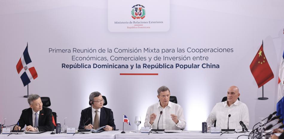 Ministro de Relaciones Exteriores, Roberto Álvarez, y el viceministro del Ministerio de Comercio de China, Wang Shouwen, durante la reunión.