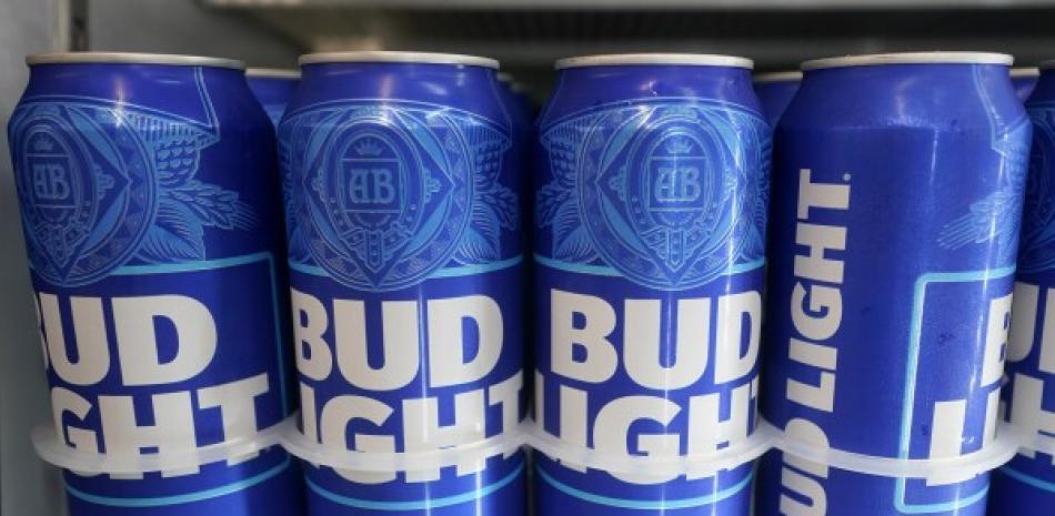 Conservadores llamaron a un boicot contra la cerveza Bud Light después de que la compañía se asociara con una “influencer” transgénero.