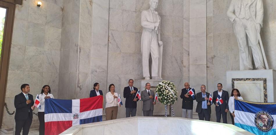 Con una ofrenda floral depositada en el Altar de la Patria, el presidente de la entidad, Wilson Gómez Ramírez, recordó la valentía demostrada por el malogrado militar para proteger la soberanía dominicana.