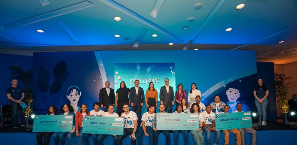 Ganadores de la séptima edición del Challenge Popular junto a ejecutivos del Banco Popular, durante la premiación.