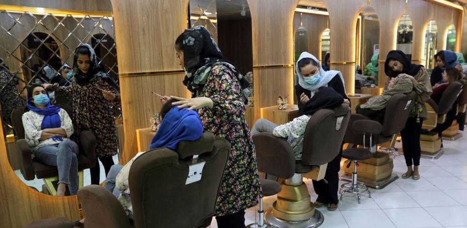 Los esteticistas maquillan a los clientes en el salón de belleza de la Sra. Sadat en Kabul, Afganistán, el domingo 25 de abril de 2021. Un portavoz del Ministerio del Vice y la Virtud de Afganistán dijo el martes 4 de julio de 2023 que los talibanes están prohibiendo los salones de belleza para mujeres.