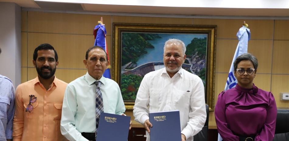 El doctor Cruz Jiminián y el ingeniero Rafael Salazar firmaron el acuerdo