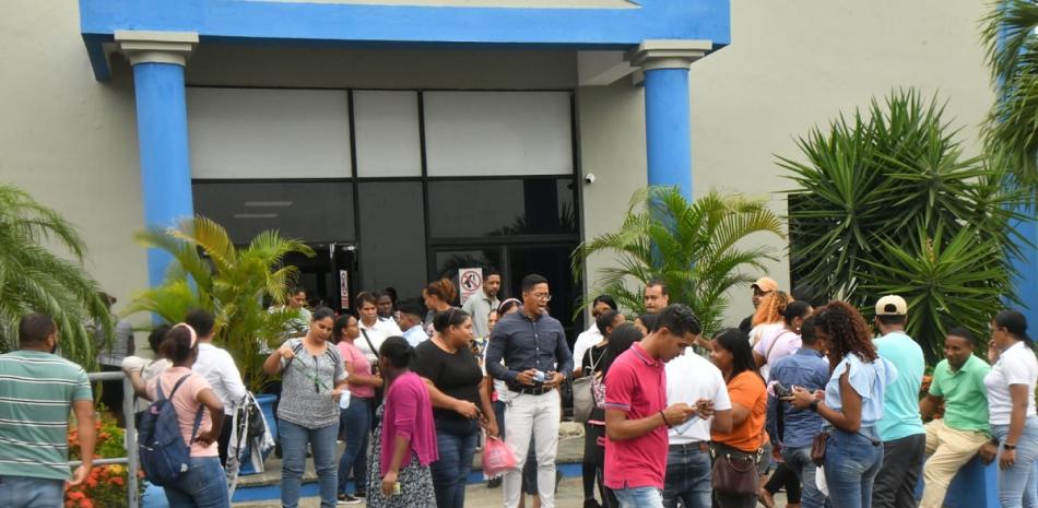 Los empleados del Metro de Santo Domingo a las afueras de la Oficina Para el Reordenamiento de Transporte (OPRET).