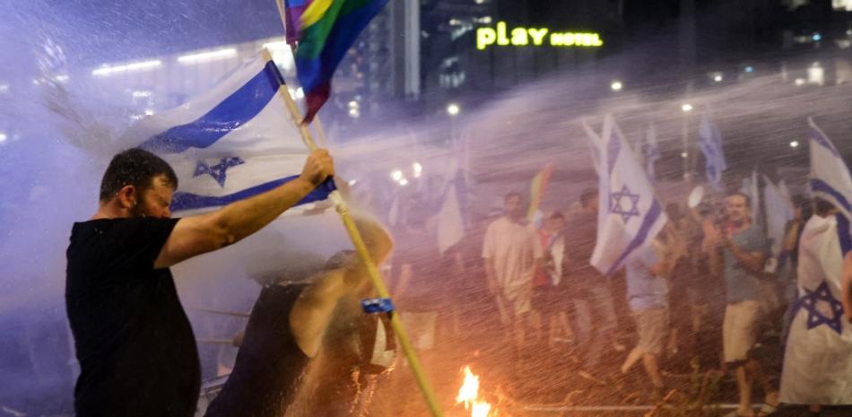 En tanto, en Tel Aviv, a policía israelí usa cañones de agua para dispersar a los manifestantes antigubernamentales en la autopista Ayalon en Tel Aviv, luego de la renuncia del jefe de policía de Tel Aviv, Ami Ashed, ayer.