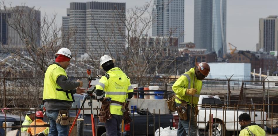 Trabajadores de la construcción en una obra, 17 de marzo de 2023 en Boston. El informe sobre empleo del Departamento de Trabajo del jueves 6 de julio de 2023 muestra una baja de la oferta de empleos en mayo.