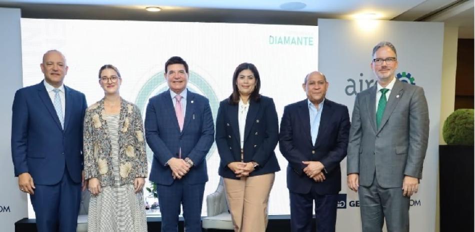 Participantes en la conferencia, dictada por Ileana Rojas, gerente de medioambiente de Gerdau Metaldom.