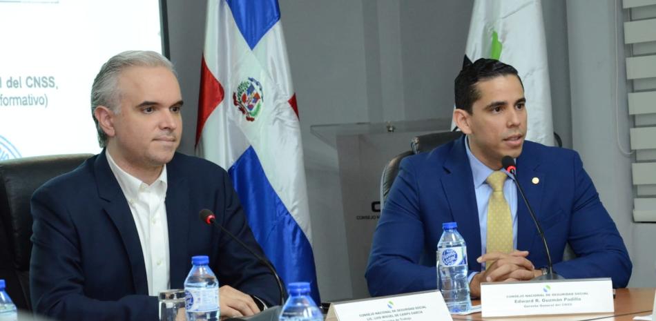 El ministro de Trabajo y presidente del CNSS, Luis Miguel De Camps, y el Gerente General del CNSS, Edward Guzmán.