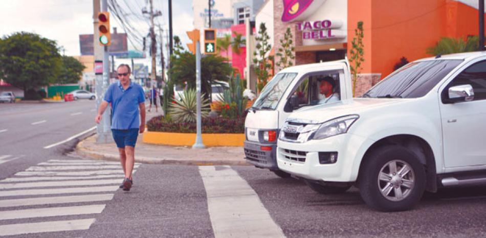 Un hombre camina por una de las calles de República Dominicana