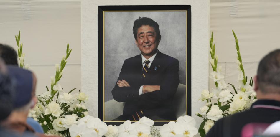 La gente ofrece oraciones por el ex primer ministro Shinzo Ab