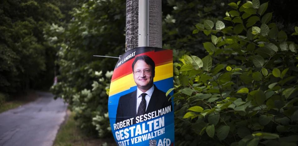 Un cartel de campaña electoral del candidato de extrema derecha de AfD, Robert Sesselmann.