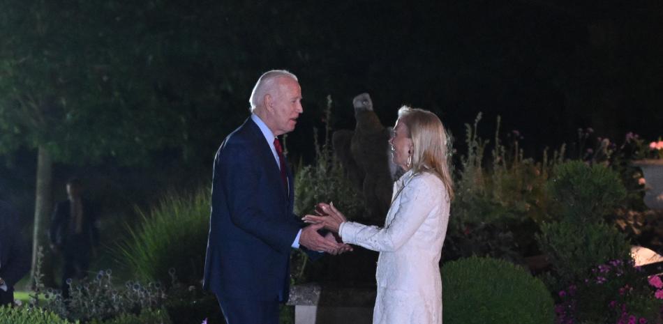 El presidente de Estados Unidos, Joe Biden, habla con Jane Hartley, embajadora de los EE. UU. en el Reino Unido, mientras llega a Winfield House Landing Zone en Londres.