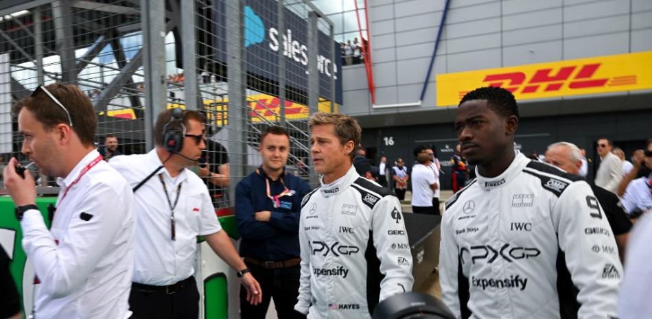 Brad Pitt, que interpreta a un piloto en una película inspirada en la F1, se ve antes del Gran Premio de Gran Bretaña de Fórmula Uno en el circuito de carreras de Silverstone en Silverstone.