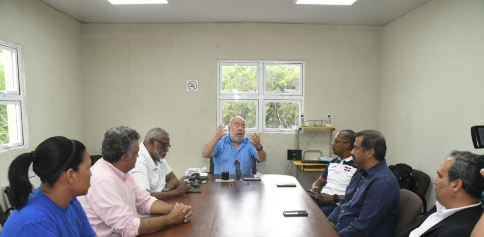 Rafael Fernández presidente de la Federación Dominicana de Racquetbol encabeza el encuentro del comité ejecutivo de la entidad