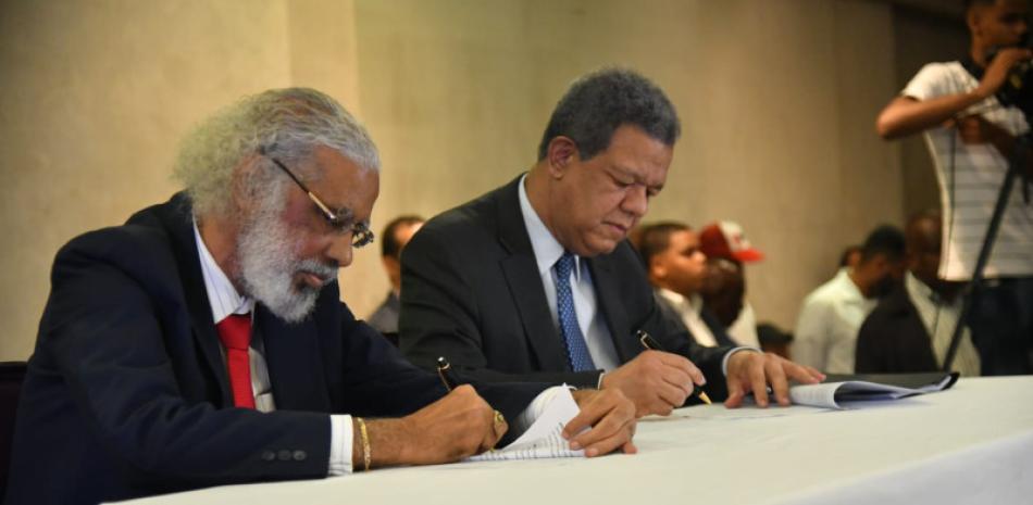 El expresidente Leonel Fernández y el dirigente choferil Juan Hubieres, firmaron un pacto de alianza política con miras a los comicios electorales de 2024, a través de la Fuerza del Pueblo (FP) y el Movimiento Rebelde.