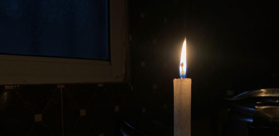 Los intensos apagones obligan al uso de velas para  realizar las labores del hogar.