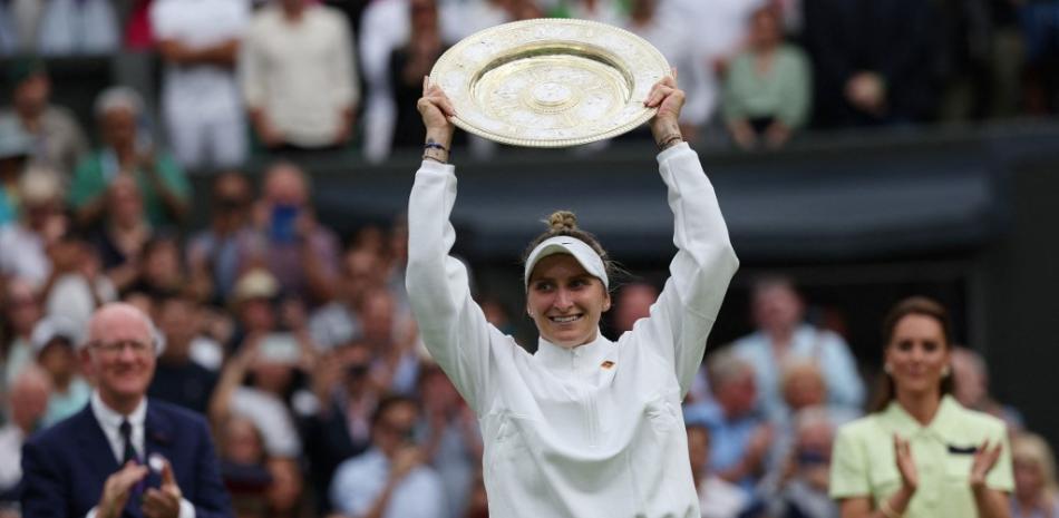 Marketa Vondrousova celebra con el trofeo Venus Rosewater Dish tras ganar la final femenina individual en la decimotercera jornada de los Campeonatos de Wimbledon 2023 el 15 de julio de 2023