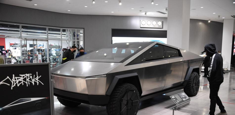 El fabricante de automóviles estadounidense Tesla el 15 de julio de 2023, anunció que su primera camioneta eléctrica -un Cybertruck plateado.