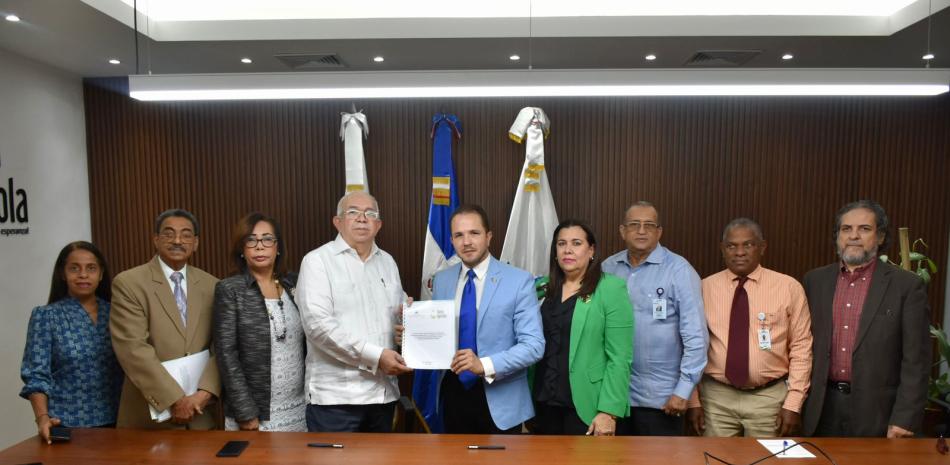 El director ejecutivo de Tecnificación Nacional de Riego (TNR), Claudio Caamaño Vélez y el administrador general del Banco Agrícola, Fernando Durán, suscribieron un acuerdo de cooperación interinstitucional.