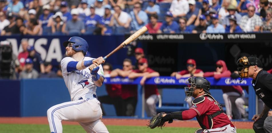 Danny Jansen al momento de disparar su doblete con las bases llenas ante Arizona.