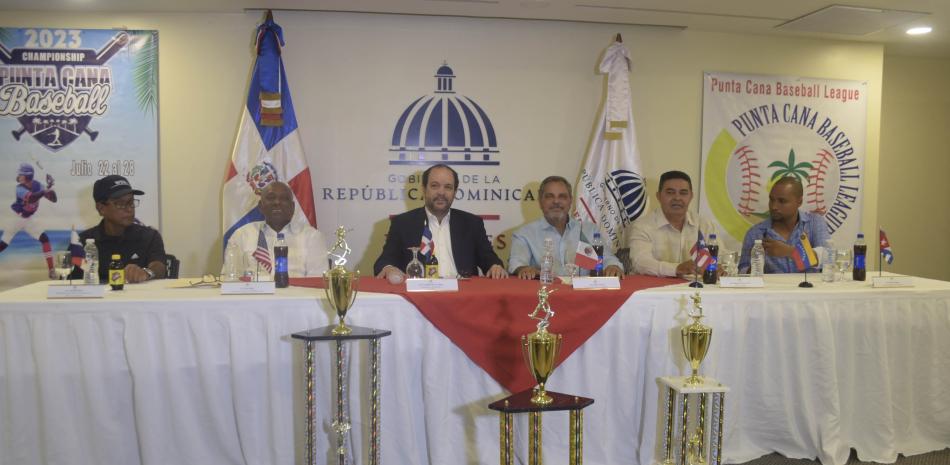 Junior Noboa y Franklin De La Mota encabezan la mesa de honor en la rueda de prensa del Punta Cana Baseball Championship.