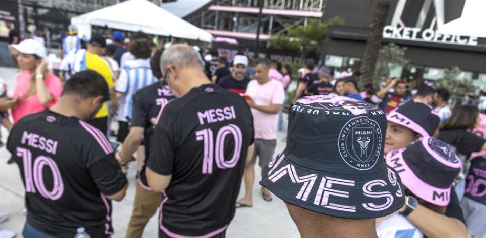 Fanáticos del Inter Miami con camisetas de Messi