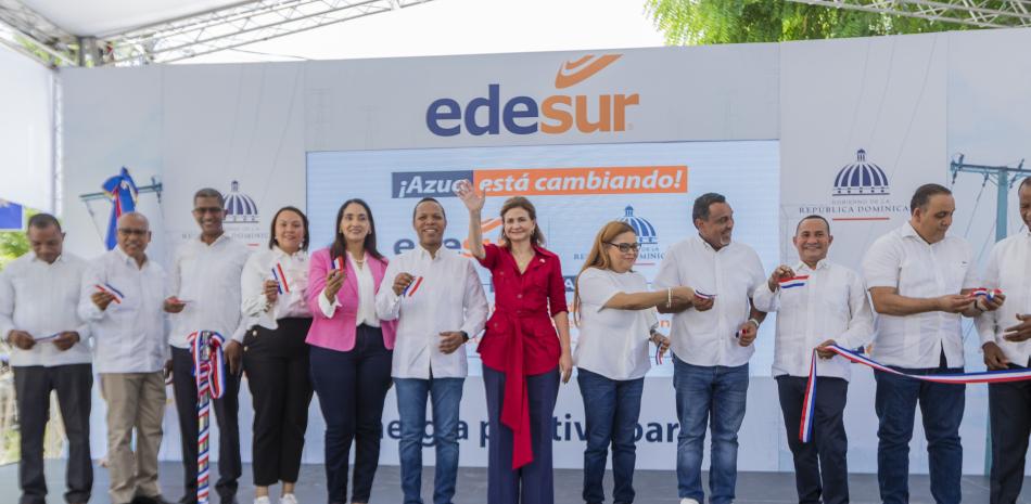 La vicepresidenta de la República, Raquel Peña, encabezó la inauguración de dos proyectos de electrificación y rehabilitación de redes y electrificación de plantaciones agrícolas, desarrollados en Azua.
