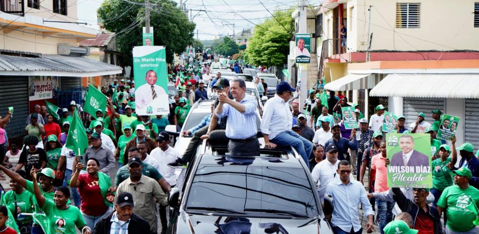 Leonel Fernández Recorre Calles Junto A Precandidatos De La Fuerza Del Pueblo 0586