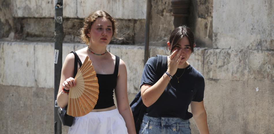 Los turistas sufren de calor cuando visitan Palermo, Sicilia